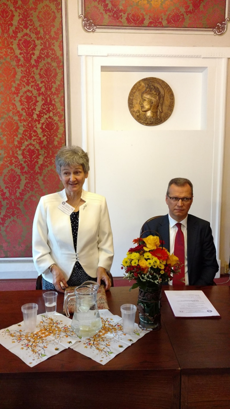 Obraz zawierający osoba, stół, mężczyzna, kobietaOpis wygenerowany automatycznie