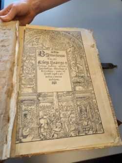 Strona tytułowa Biblii brzeskiej (Biblia Radziwiłłowska) ze zbiorów Litewskiej Biblioteki Narodowej im. Martynasa Mažvydasa w Wilnie. Fot. M. Dawlewicz. [21-03-2022]