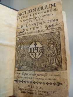 Strona tytułowa słownika łacińsko-polsko-litewskiego Konstantinasa Sirvydasa (Konstantego Szyrwida,1579-1631) ze zbiorów Litewskiej Biblioteki Narodowej im. Martynasa Mažvydasa w Wilnie. Fot. M. Dawlewicz. [21-03-2022]