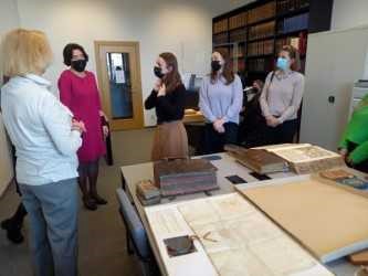 Poloniści Uniwersytetu Wileńskiego z wizytą w Czytelni Rękopisów i Druków Rzadkich w Litewskiej Bibliotece Narodowej im. Martynasa Mažvydasa w Wilnie. Fot. M. Dawlewicz. [21-03-2022]