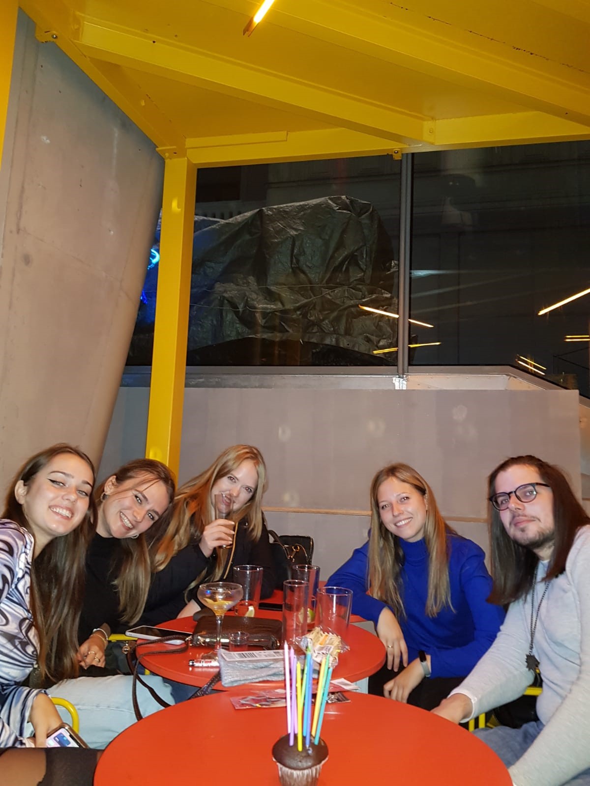 mmagine che contiene persona, tavolo, sedendo, gruppo Descrizione generata automaticamente